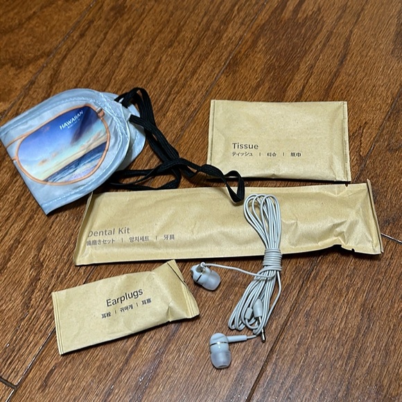 Hawaiian Airlines first class amenities kit—incomplete - Picture 2 of 5